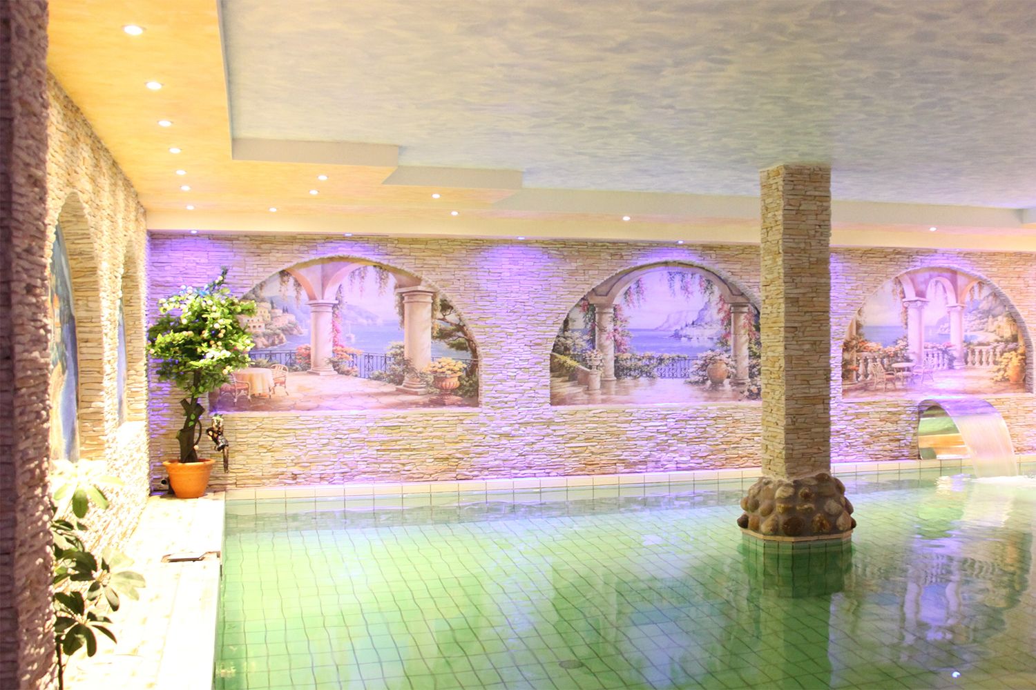 Une piscine dans l'hôtel