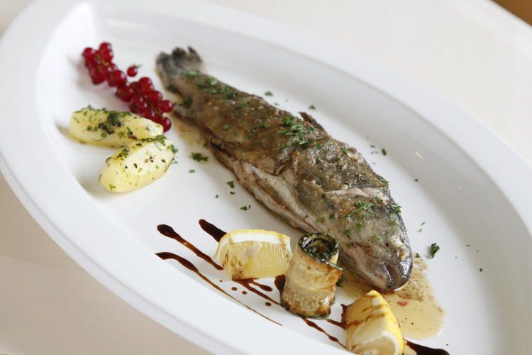 Ein Fisch auf dem Teller